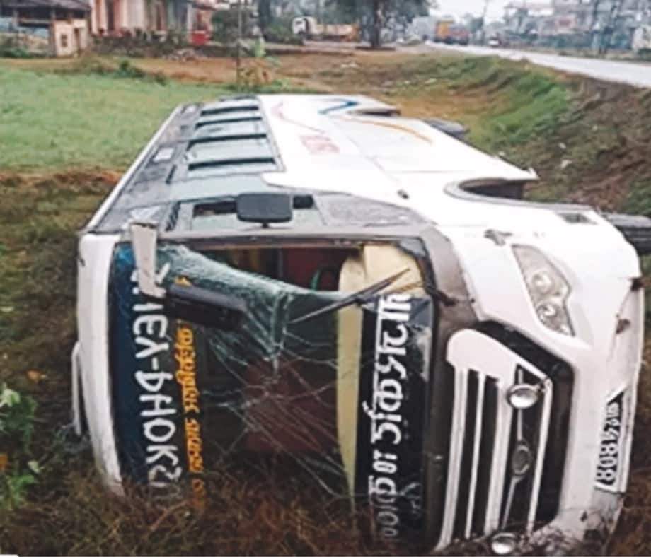 सुर्खेत देखि ४० नेपाली सेना लिएर काठमाडौँको लागि छुटेको नेपाली सेनाको बस दुर्घटना