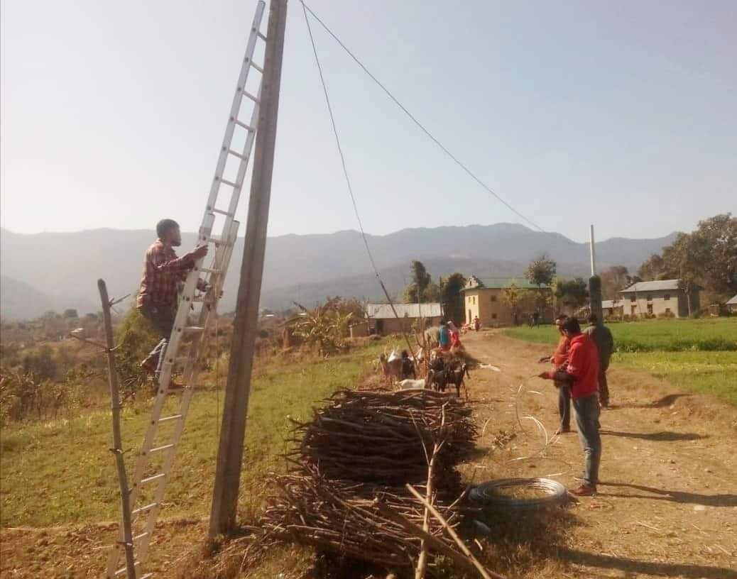 पत्रकार कुसारीकाे प्राविधिक खर्चले विद्युत तार विस्तार