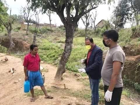 स्वास्थ्य अबस्थाकाे बारेमा अवलोकन गर्दै १८ नम्बर वडा अध्यक्ष