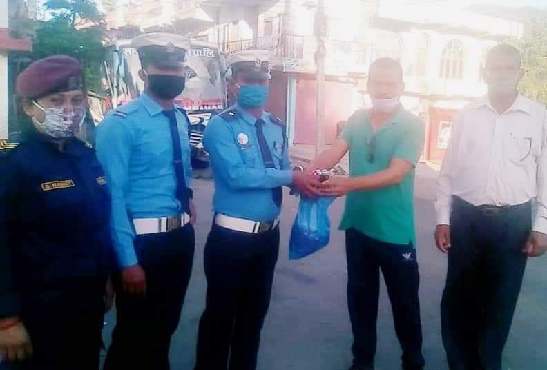 राप्ती गाउँपालिका १ अध्यक्ष डिसीद्वारा सुरक्षाकर्मीलाई मास्क स्यानी टाइजर वितरण