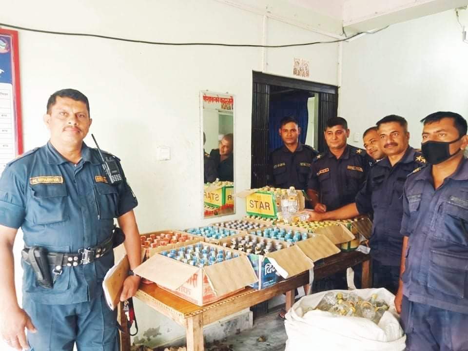 सिमा प्रहरी चाैकि महेशपुरद्वारा अबैध मदिरा बरामद