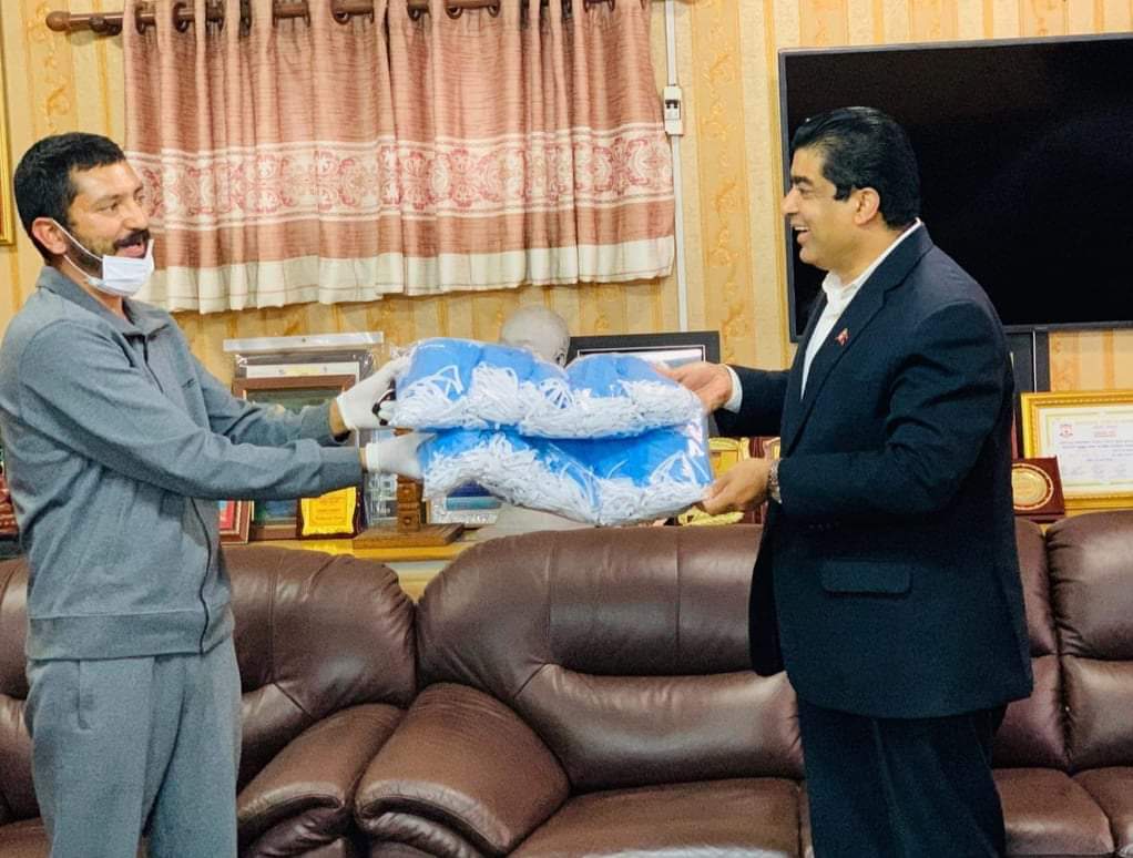 पुर्वमन्त्री ढकालद्घारा राष्ट्रिय अन्लाईन पत्रकार संघलाई स्वास्थ समाग्री वितरण