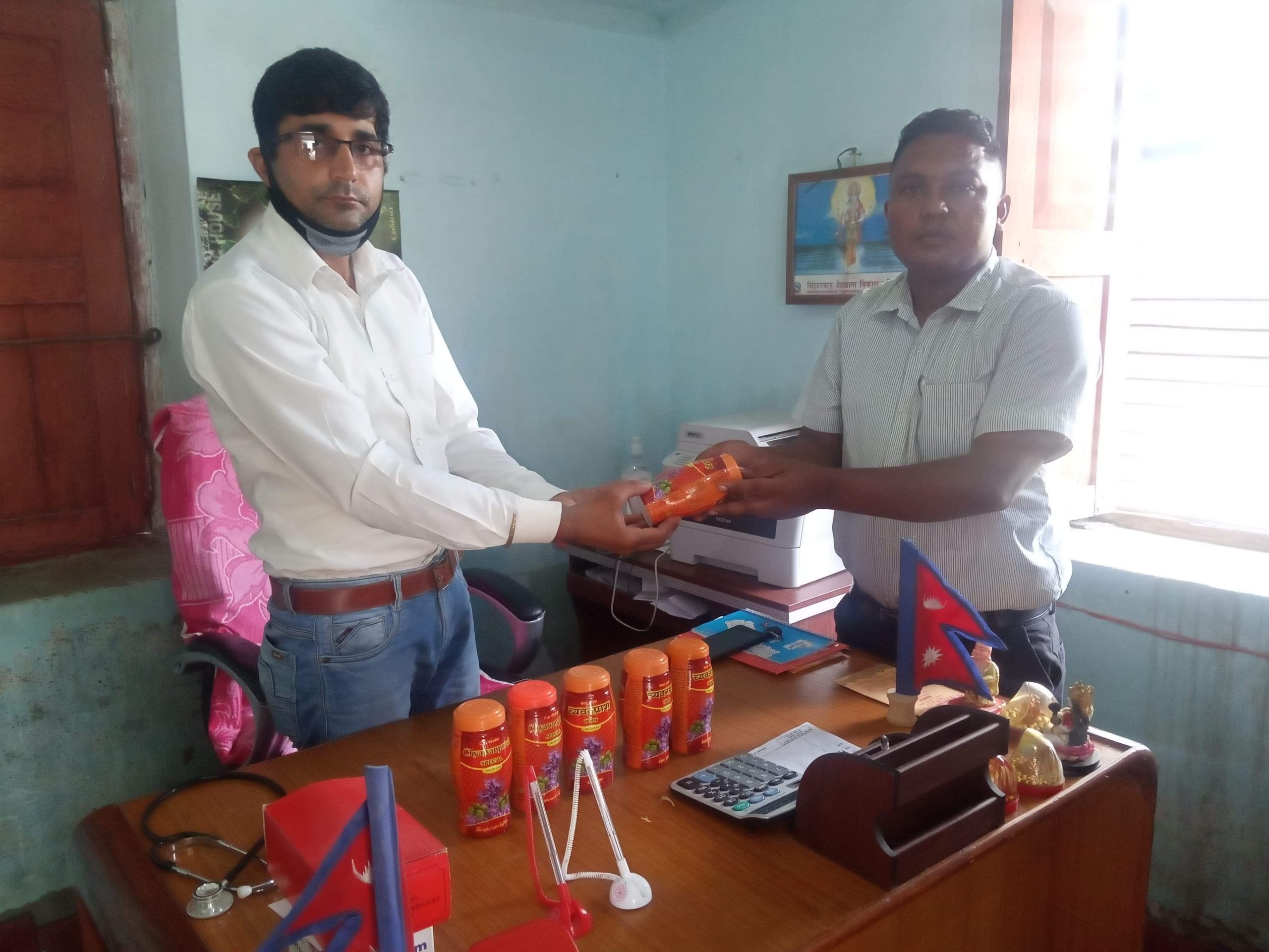 प्रतापपुर अायुर्बेद शाखाद्वारा पत्रकारहरुकाे लागि च्वनप्रास र अस्वगन्धा बितरण