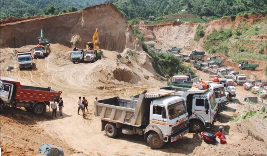 टिप्पर नियन्त्रणमा स्थानीयले ड्राईभरलाई क्वारेन्टाइनमा राखे पछी