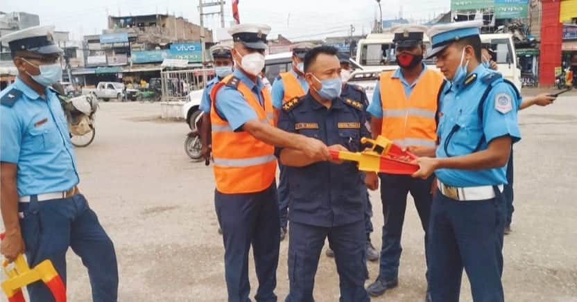 जथावाभी पार्किङ गरेर राखेका सवारी साधनहरुलाई ह्वील-लक गर्दै एसपी राना र ट्राफिक प्रमुख बम