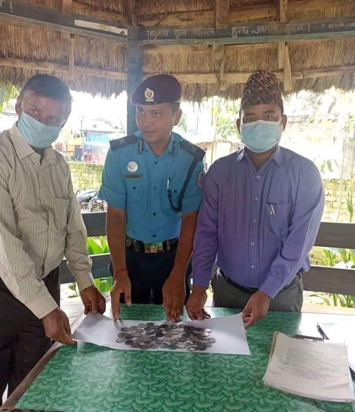 १ सय ४० वर्ष पुरानो सिक्का पैसा कपिलवस्तु ङ्ग्रहालयलाई हस्तान्तरण