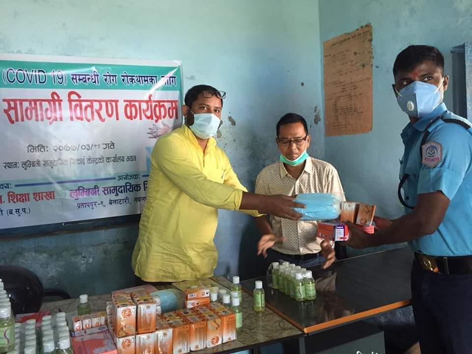 लुम्बिनी सामुदायिक अध्यन केन्द्र प्रतापपुरद्वारा स्वास्थ सामाग्री बितरण