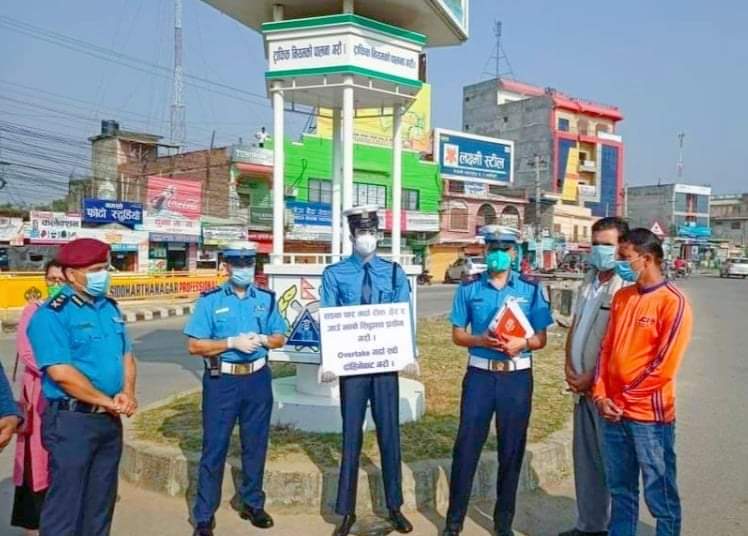 भैरहवामा दुर्घटना न्यूनीकरण गर्न डमी ट्राफिक प्रहरी राखियो