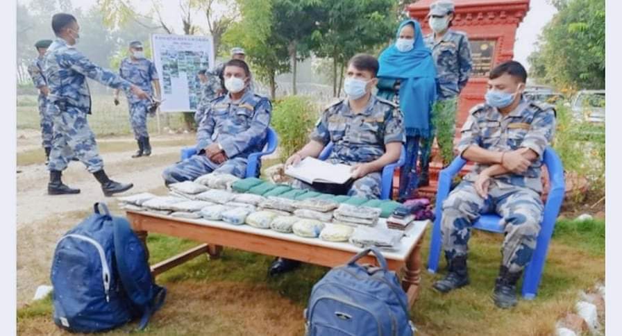 सशस्त्र प्रहरीले साढे २३ किलो चरेससहित एक महिला पक्राउ