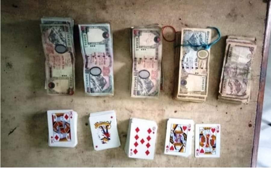 होटलमा प्रहरीको छापा लाखौं रुपैया सहित ८ जना जुवाडे पक्राउ