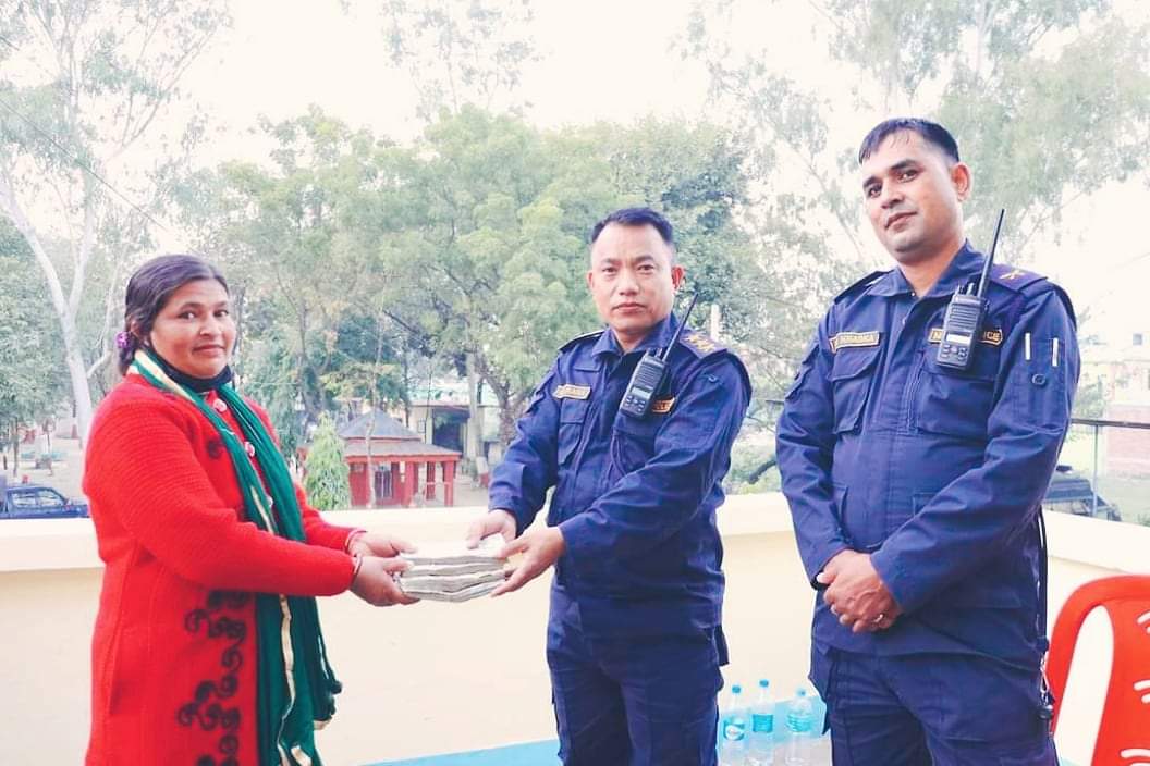 मनकारी बाँके प्रहरी हराएको ४ लाख सम्बन्धित व्यक्तिलाई बुझायो