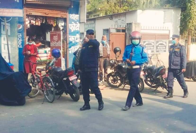 नेपालगन्जको सडकलाई ब्यबस्थित गर्दै वडा प्रहरी निरीक्षक :खड्का