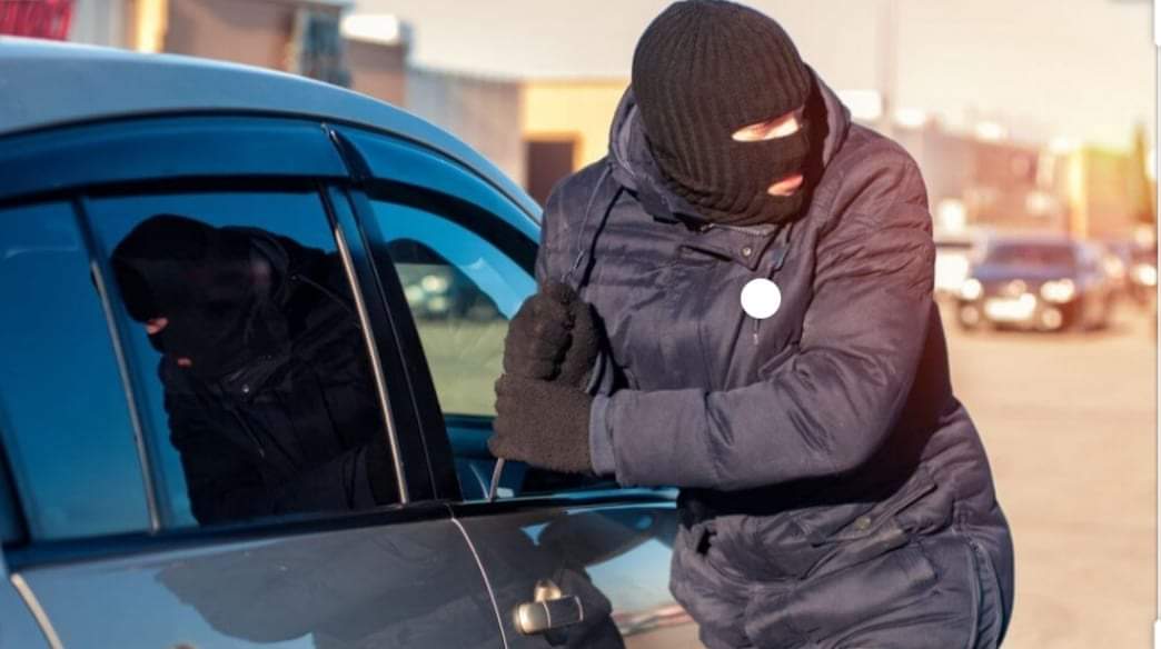 घरमा पार्किङ गरी राखिएको कार चोरी गर्ने ४ जनालाई पक्राउ