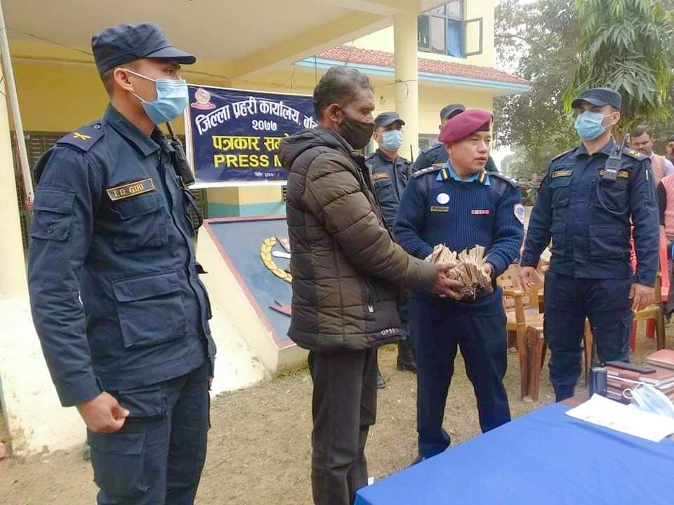 बाँके प्रहरीले हराएको पैसा फेला पारी सम्बन्धित ब्यक्तिलाई बुझाउदै एसपी राना