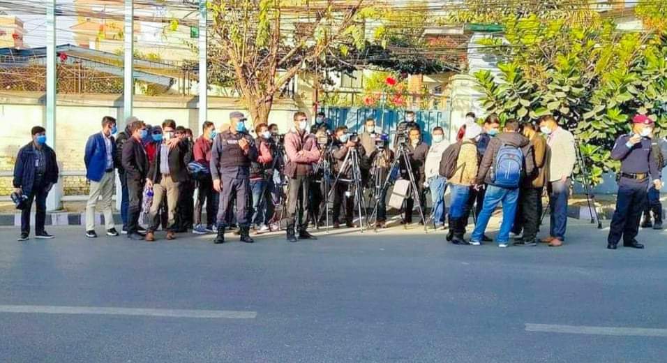 बालुवाटारमा पत्रकारहरुलाई प्रवेश रोक सुरक्षाको कारण देखाउँदै