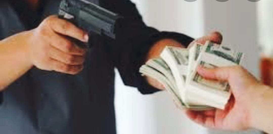 अज्ञात समूहले हतियार देखाएर ४ लाख रकम लुटे