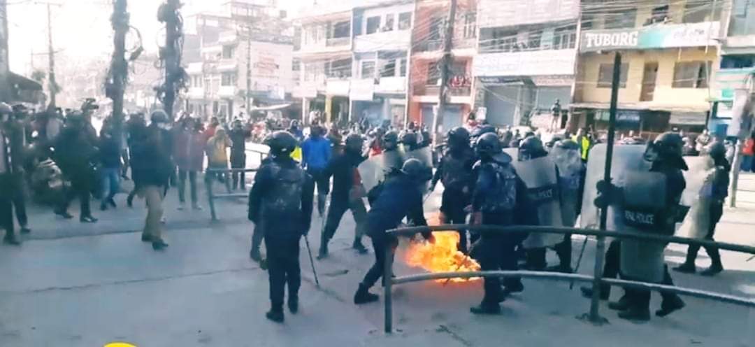 प्रचण्ड र माधव समूहका विद्यार्थीहरुले निकाले मसाल जुलुस