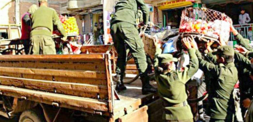 साझ र बिहान छक तार्न सडक छैउमा ब्यापार गर्नेहरुमाथि नगर प्रहरीको दमन