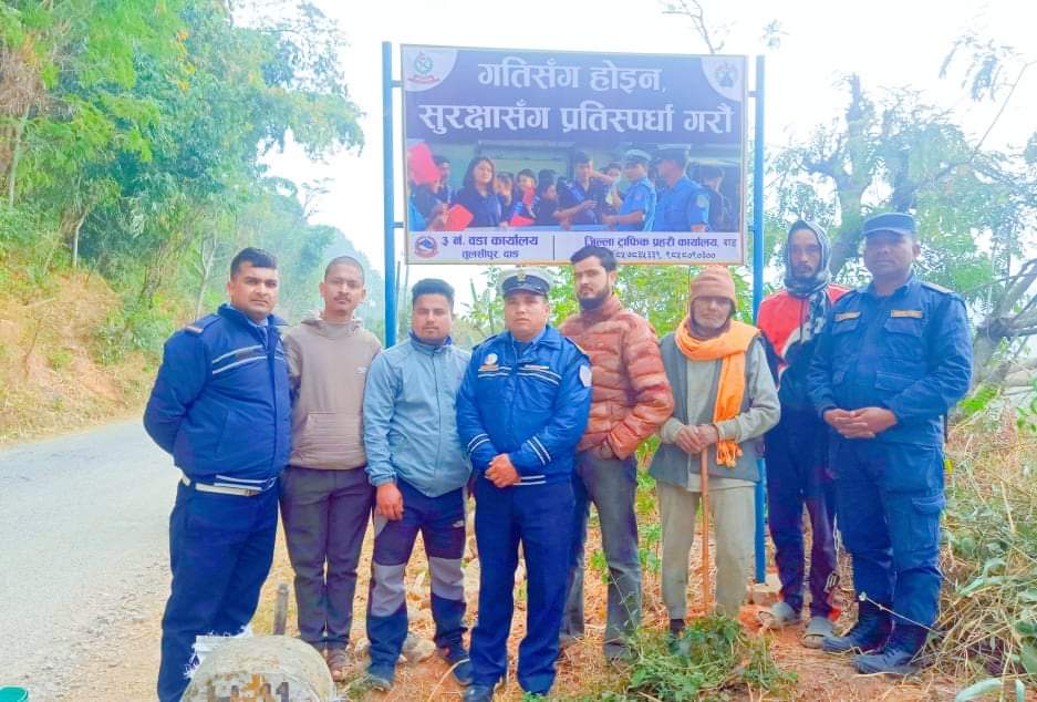दाङ ट्राफिकले सचेतनामुलक होर्डिङ बोर्ड विभिन्न ठाँउहरुमा राख्दै
