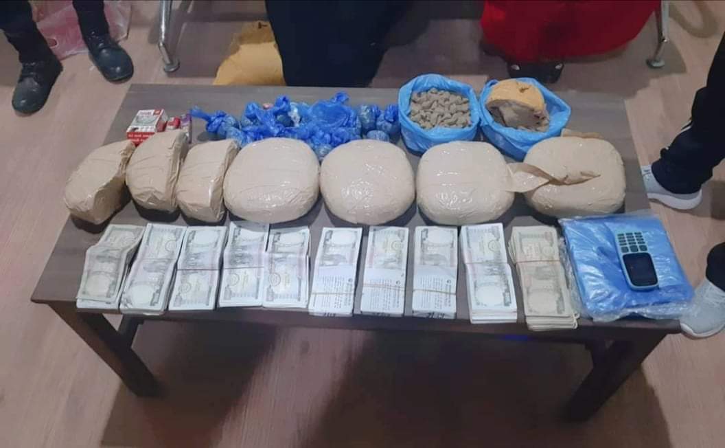 लागुऔषध लाखौं नगदसहित २ जना महिला पक्राउ