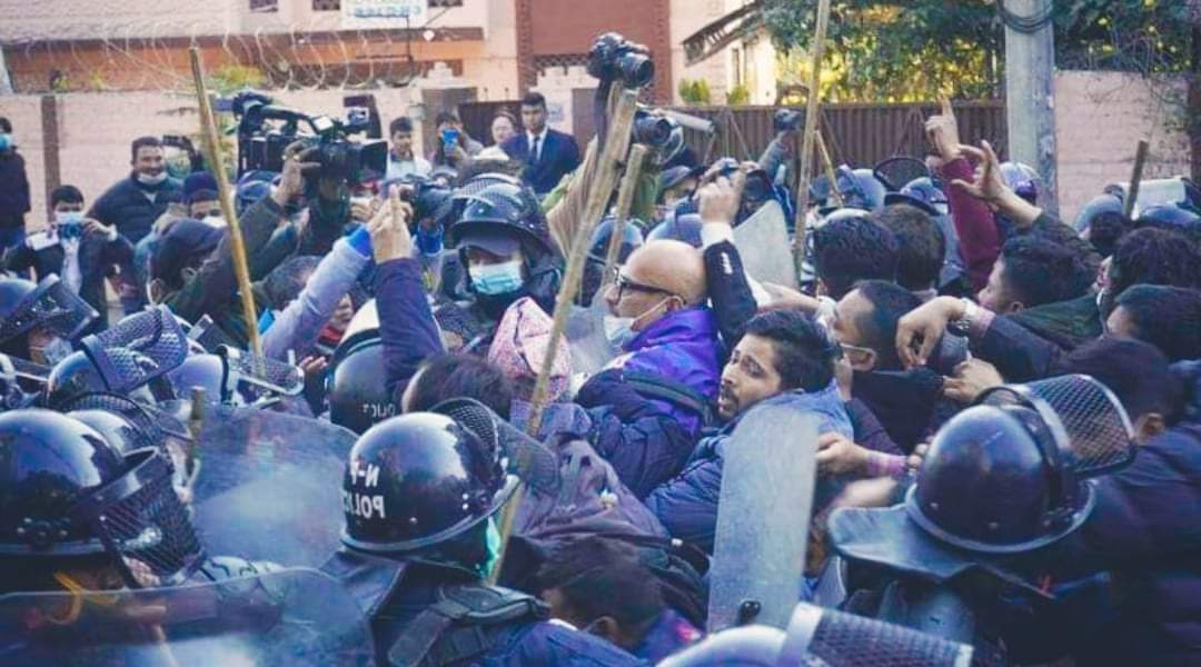 बालुवाटार घेर्न गएका नागरिक अगुवामाथि प्रहरी हस्तक्षेप