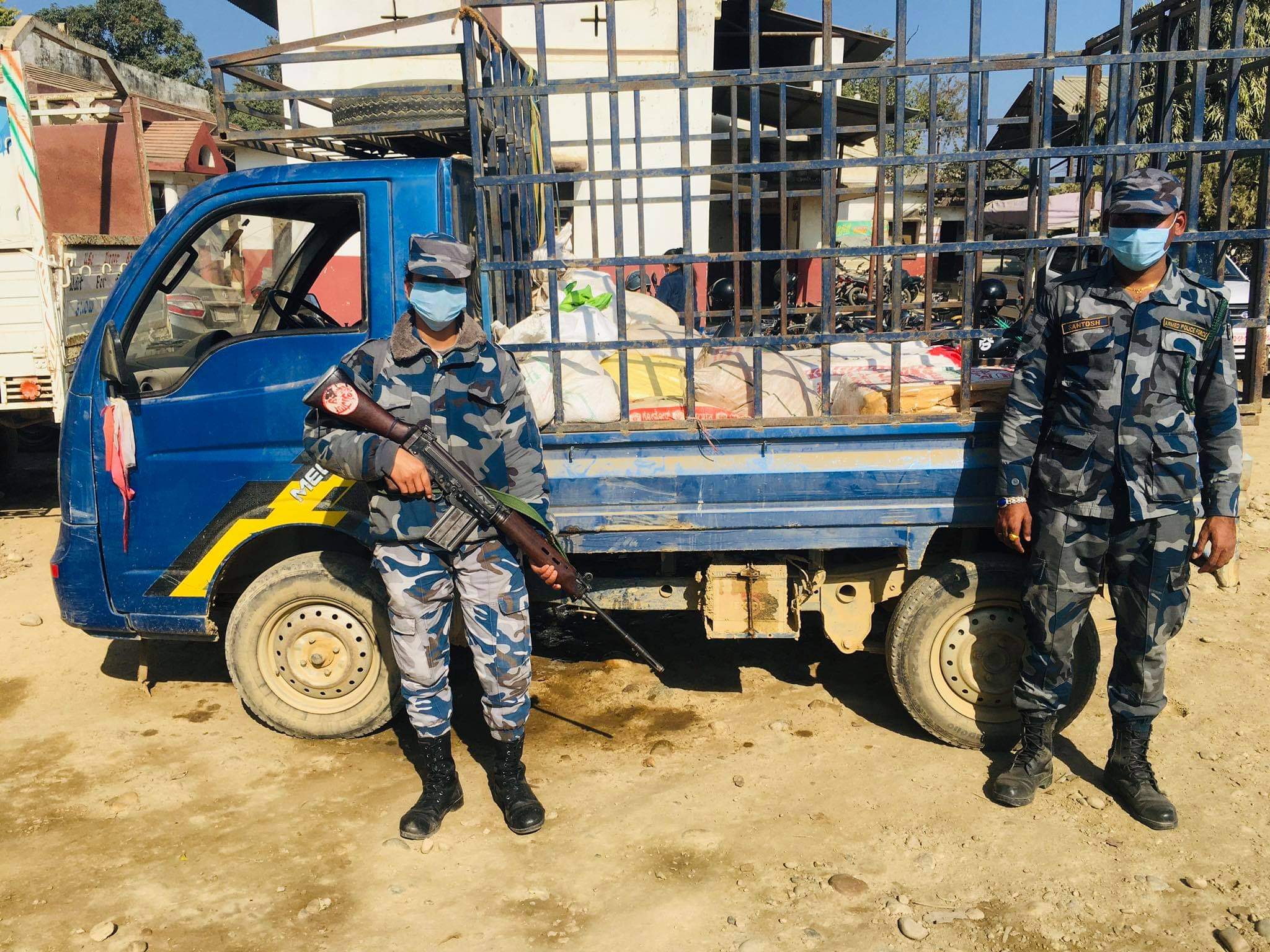 सशस्त्र प्रहरीले ठूलो मात्रामा अबैध मासु सहित भ्यान पक्राउ