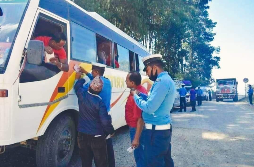 ट्राफिक प्रहरीलाई ५०० घुस दिन खोज्दा पक्राउ