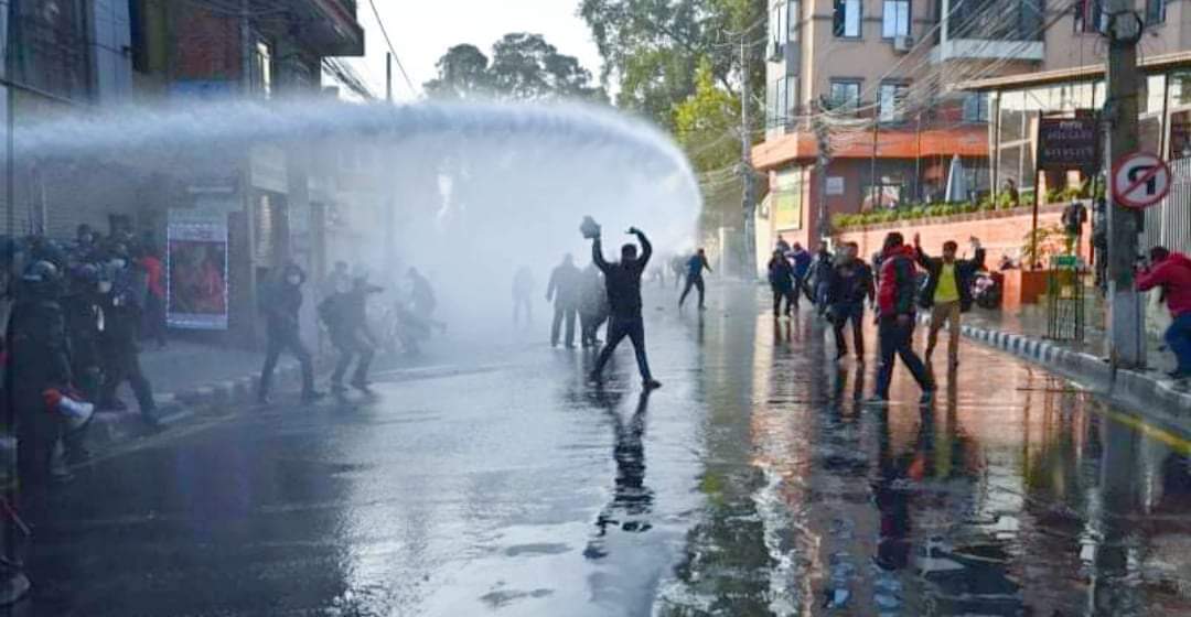 बालुवाटारमा आन्दोलनकारीमाथि पानीको फोहरा हानियो