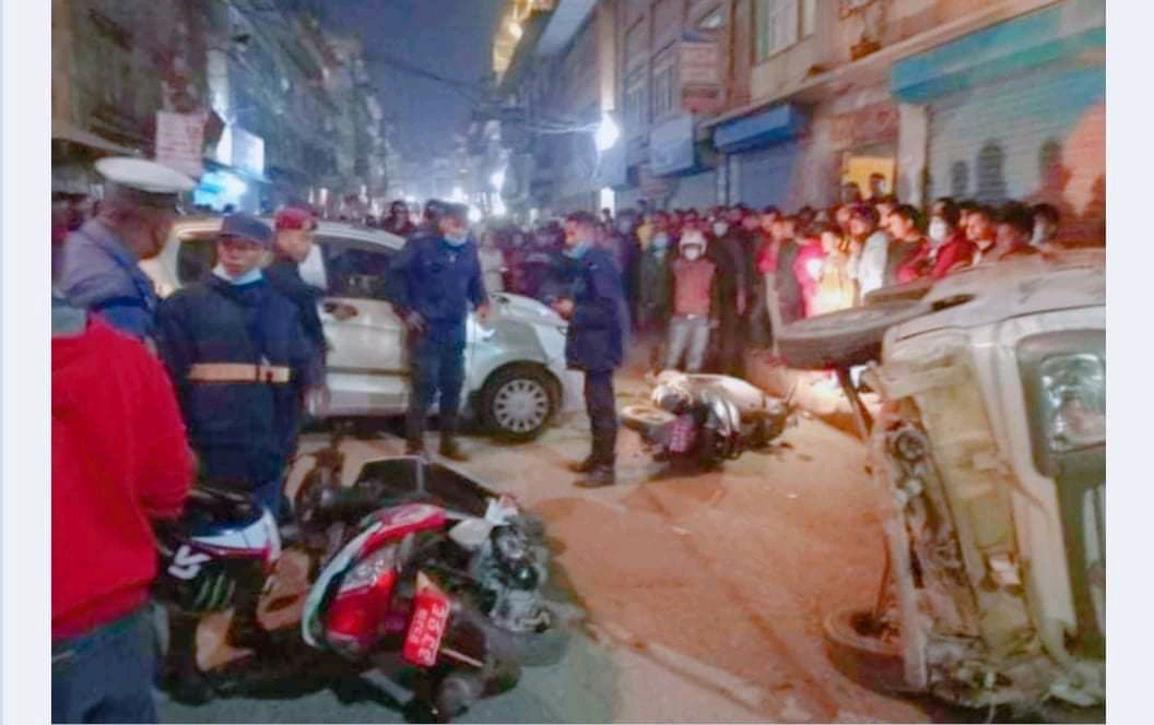 कारले ८ वटा मोटरसाइकललाई ठक्कर दिँदा ३ जना घाइते