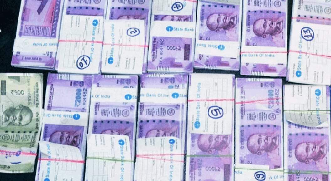 बाँके प्रहरीले स्रोत नखुलेको १० लाख भारुसहित एक जना पक्राउ