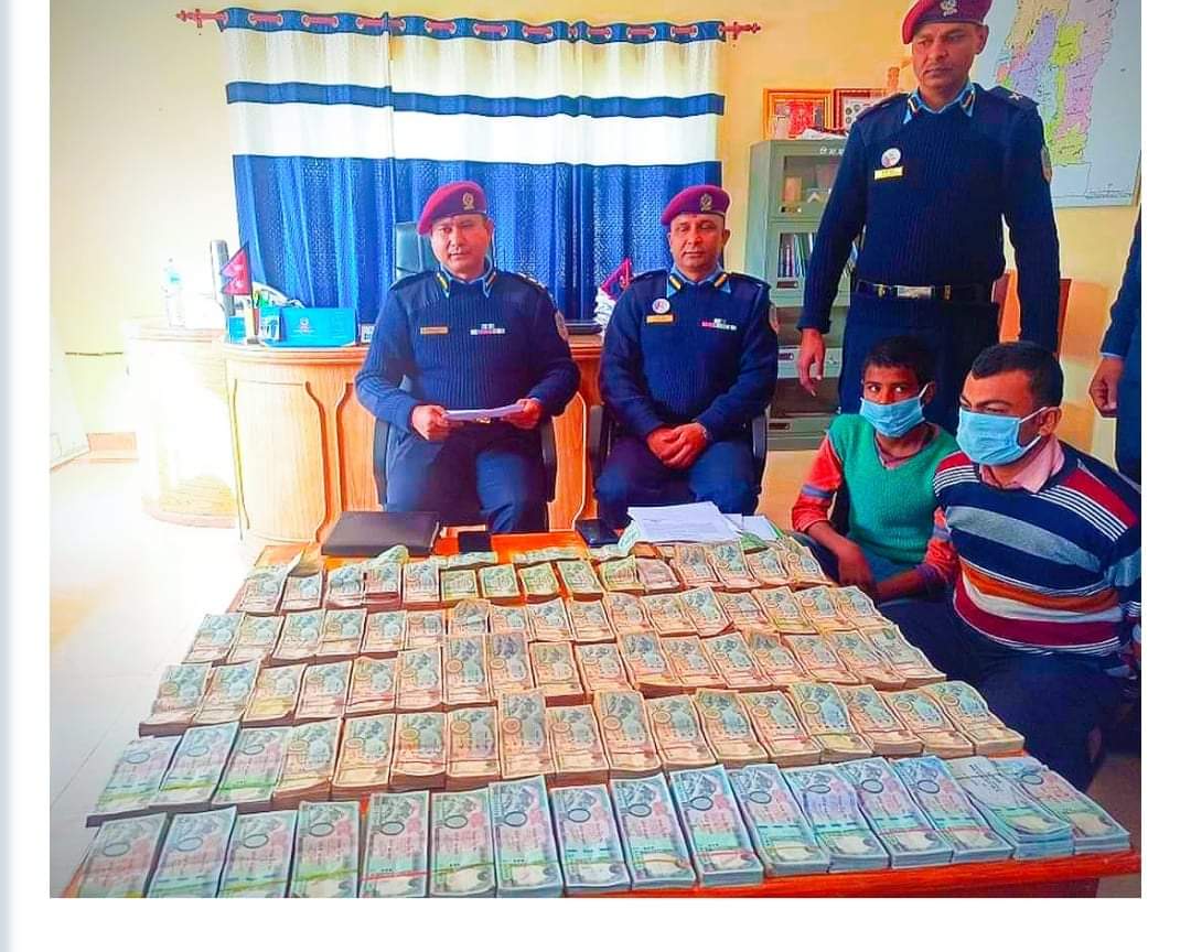 प्रहरीले स्रोत नखुलेको ४९ लाख सहित २ जना पक्राउ