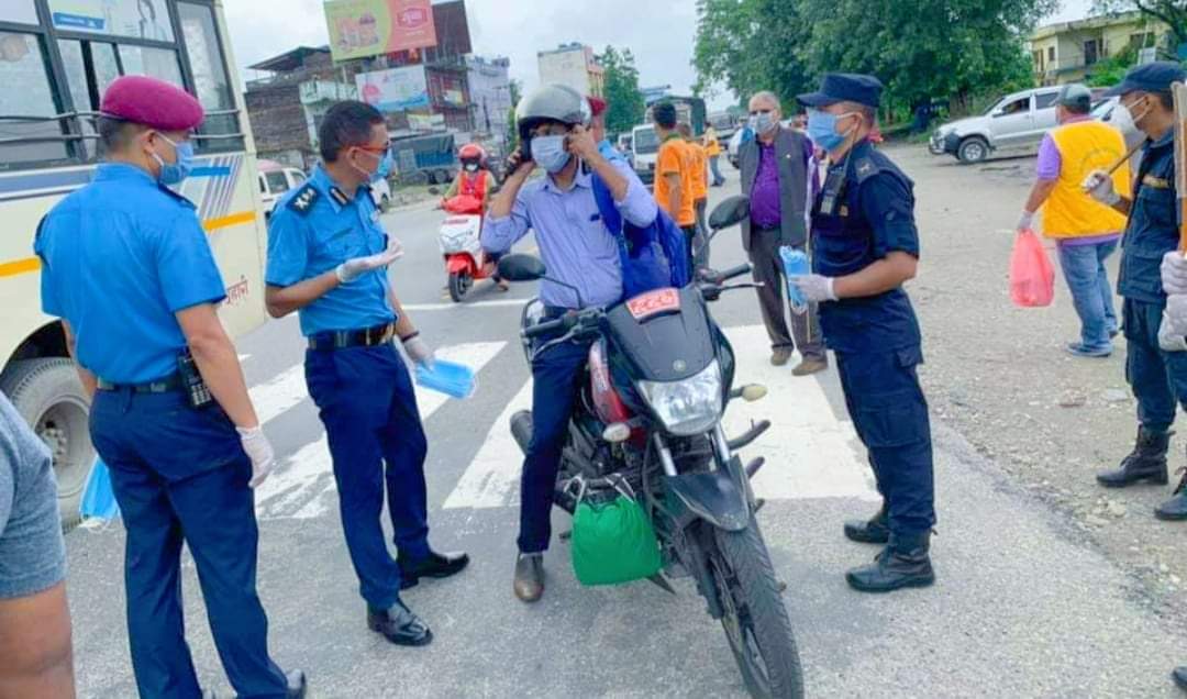 डियुटीमा ट्राफिक प्रहरीलाई घुस दिन खोज्ने एकजना पक्राउ