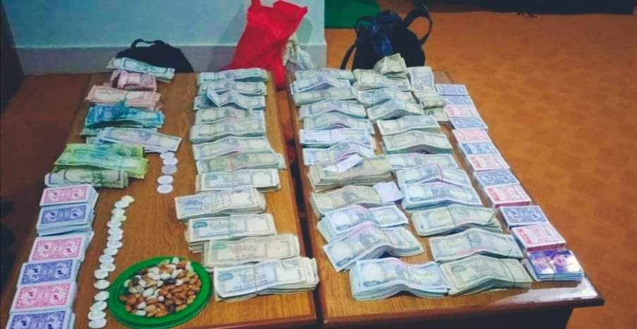 प्रहरीले जुवाको खालबाट ३० लाख नगदसहित १७ जुवाडे पक्राउ