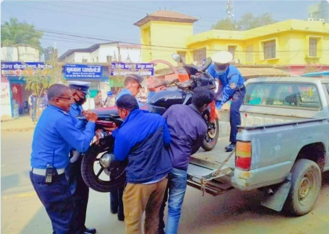 बाँके ट्राफिकले भेरी अस्पताल अगाडि पार्किङ गरे जरिवाना गर्ने