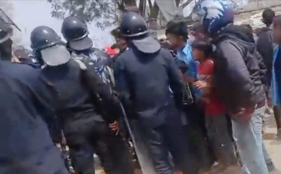 बाँकेमा टिप्परको ठक्करबाट शिक्षकको मृत्यु न्यायका निम्ति विद्यार्थीहरुको नाराजुलुस