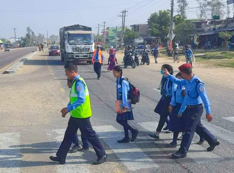 दुर्घटना न्यूनीकरण गर्न इप्रका कोहलपुर जि ट्राफिक बाँकेले बिद्यार्थीलाई जेब्राक्रस अभियान सिकाउदै
