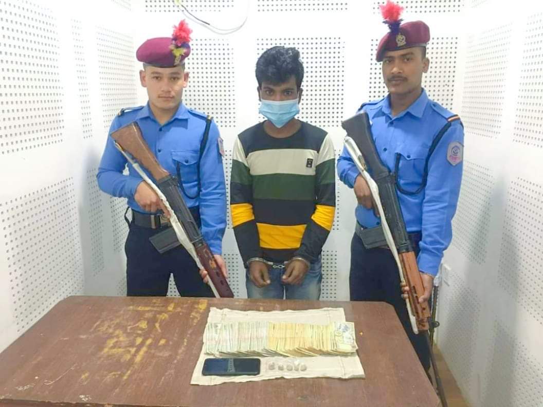 दाङ प्रहरीले लागुऔषध नगद र अवैध कपडा सहित एक भारतीय पक्राउ