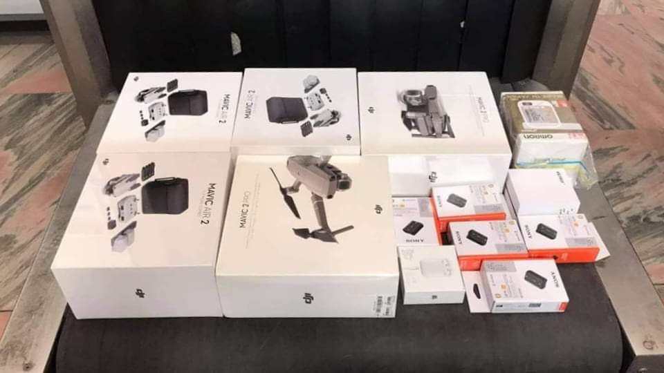 विमानस्थलबाट ईलेक्ट्रोनिक्स सामान र तयारी कपडा सहित एकजना पक्राउ