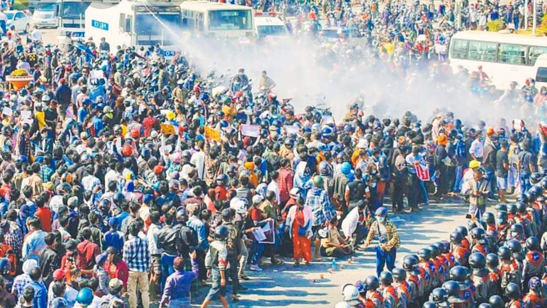 म्यानमारमा सेनाले हवाई हमला गरेपछि हजारौं मानिस थाईल्याण्डतर्फ भाग्दै