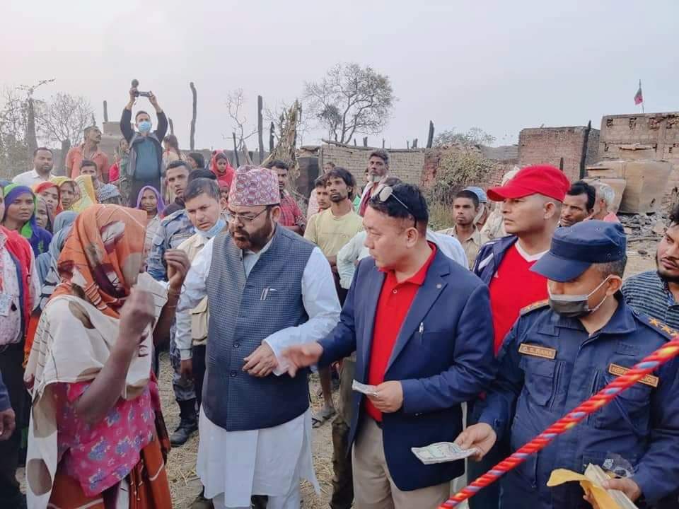 बाँकेमा आगलागी २५ घर जलेर नस्ट सिडियो र एसपीको आर्थिक सहयोग