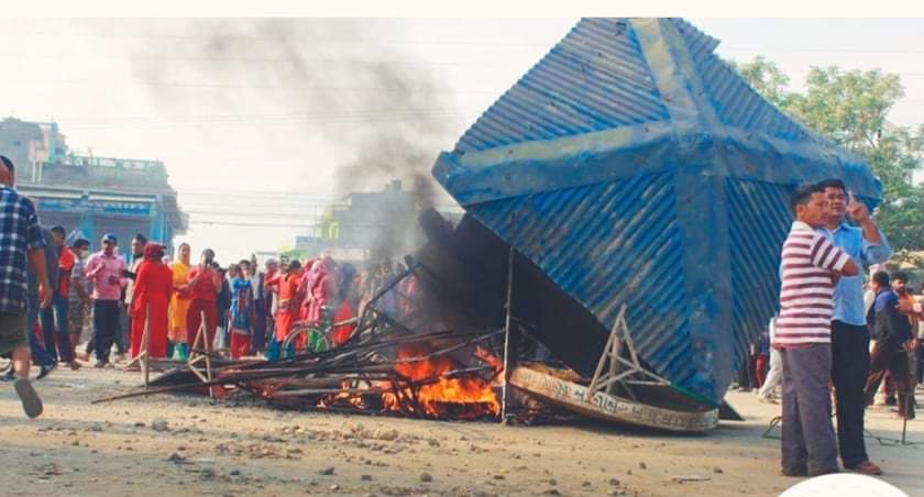 कैलालीमा बसको ठक्करबाट महिलाको मृत्यु पूर्वपश्चिम राजमार्ग अवरुद्ध