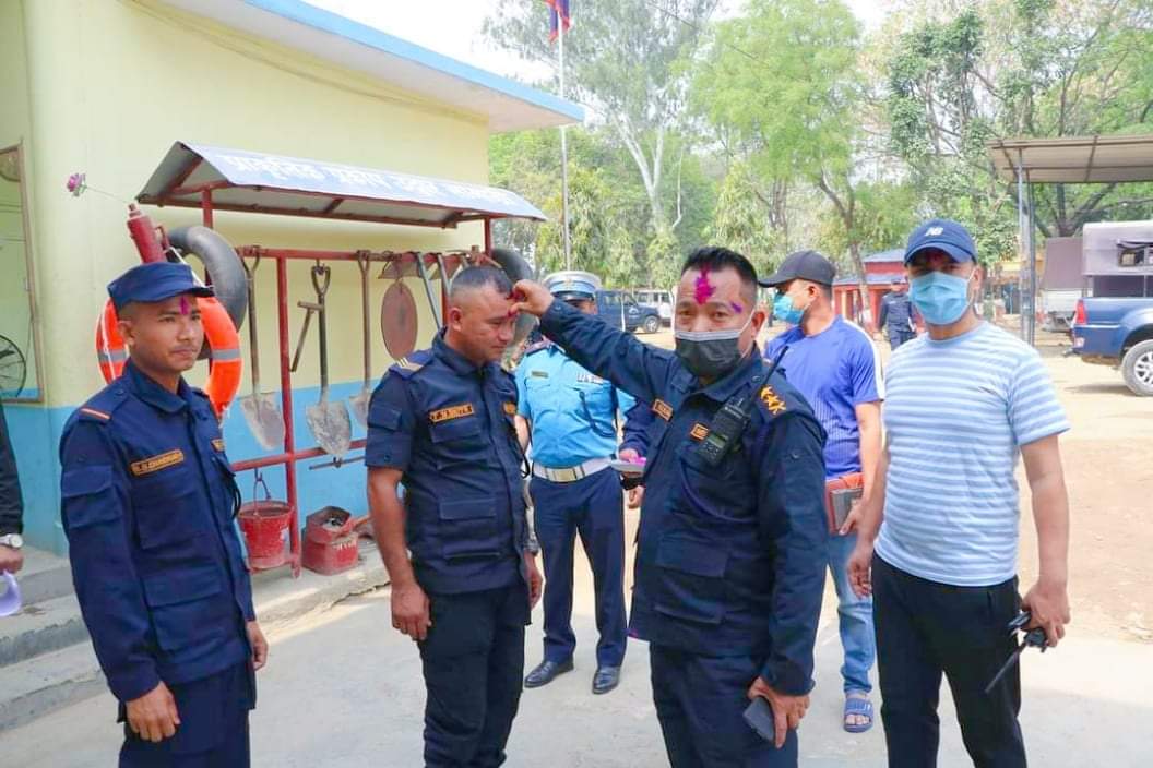 एसपी राना प्रहरी तथा थुनुवाहरुसंग होलीको अबिर लगाई शुभकामना आदनप्रदान