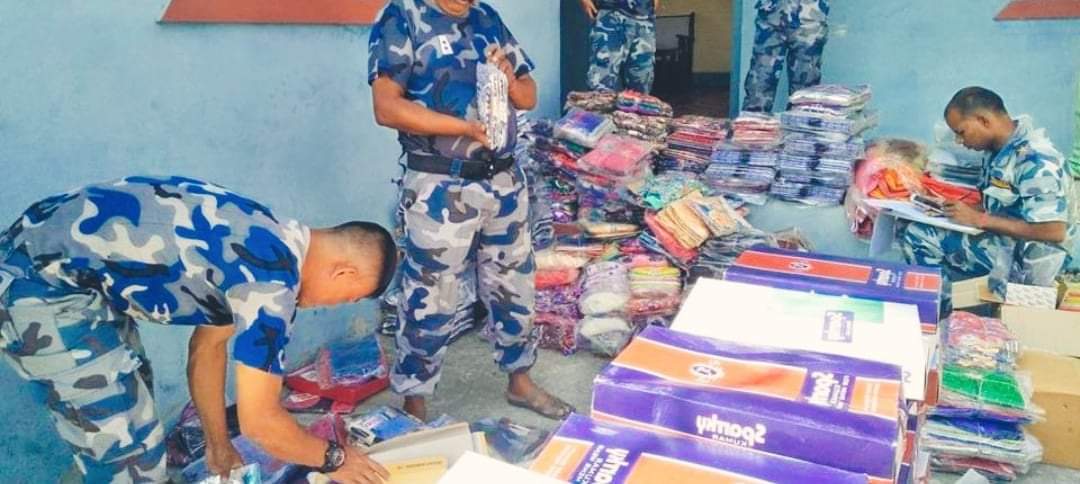 सशस्त्र प्रहरीले चोरीपैठारीको लत्ताकपडा सहित ३ जना पक्राउ