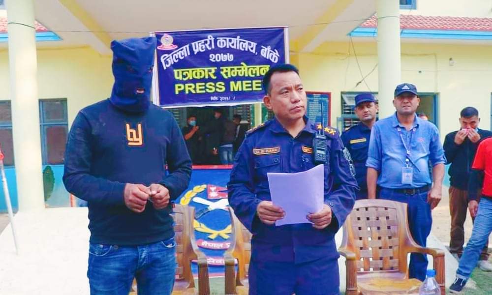 प्रहरी बनाइ दिन्छु भन्दै ६ लाख रुपैया ठगी गर्ने  आशिष मल्ल बाँके प्रहरीको नियन्त्रणमा