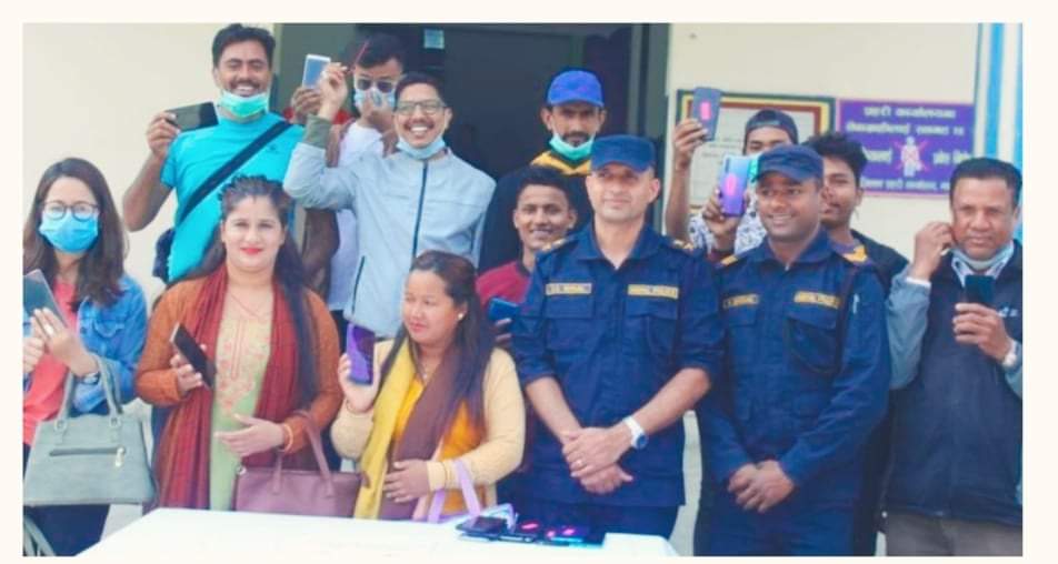 प्रहरीले हराएको २२ थान मोबाइल सम्बन्धित व्यक्तिलाई हस्तान्तरण