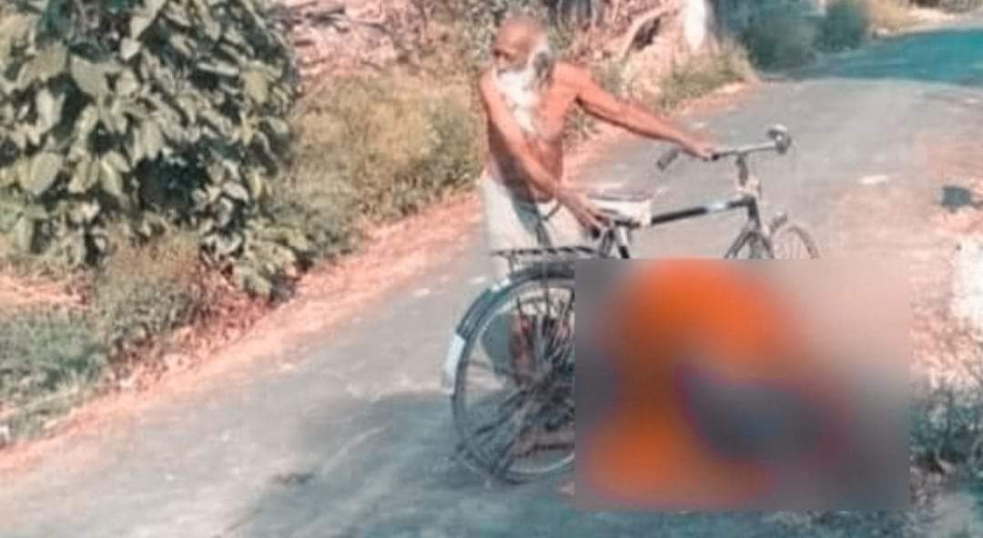 साइकलमा श्रीमतीको शव लिएर घुमिरहे गाउँलेले गर्न दिएनन् अन्तिम संस्कार