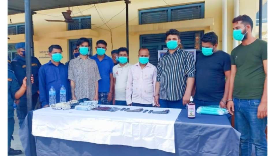 प्रहरी जावनको मिलेमतोमा हतियारसहित ८ जना तस्करीहरु पक्राउ