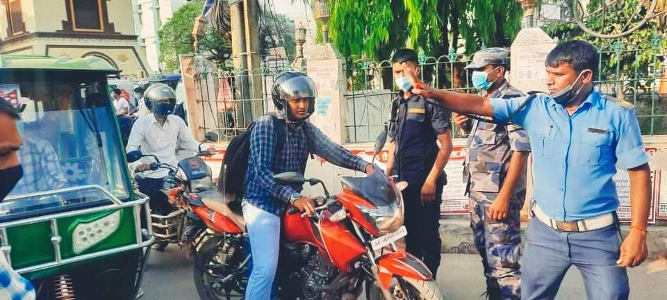 वीरगञ्जमा प्रहरीले (मास्क) नलगाएर हिड्ने ४४२ जनालाई १०० जरिवाना कार्वाही