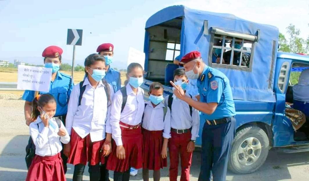 एसपी अधिकारी विद्यार्थीलाई तपाईंको मास्क खोइ भन्दै सडकमा