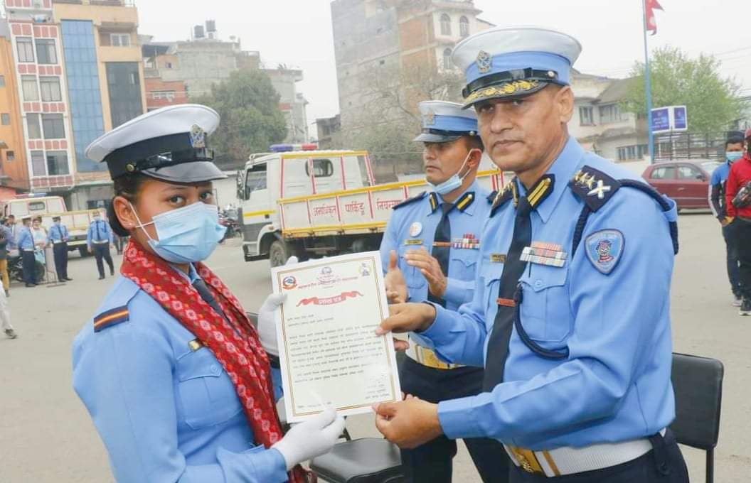 डियुटीमा घुस फिर्ता गर्ने ट्राफिक प्रहरी पुरस्कृत